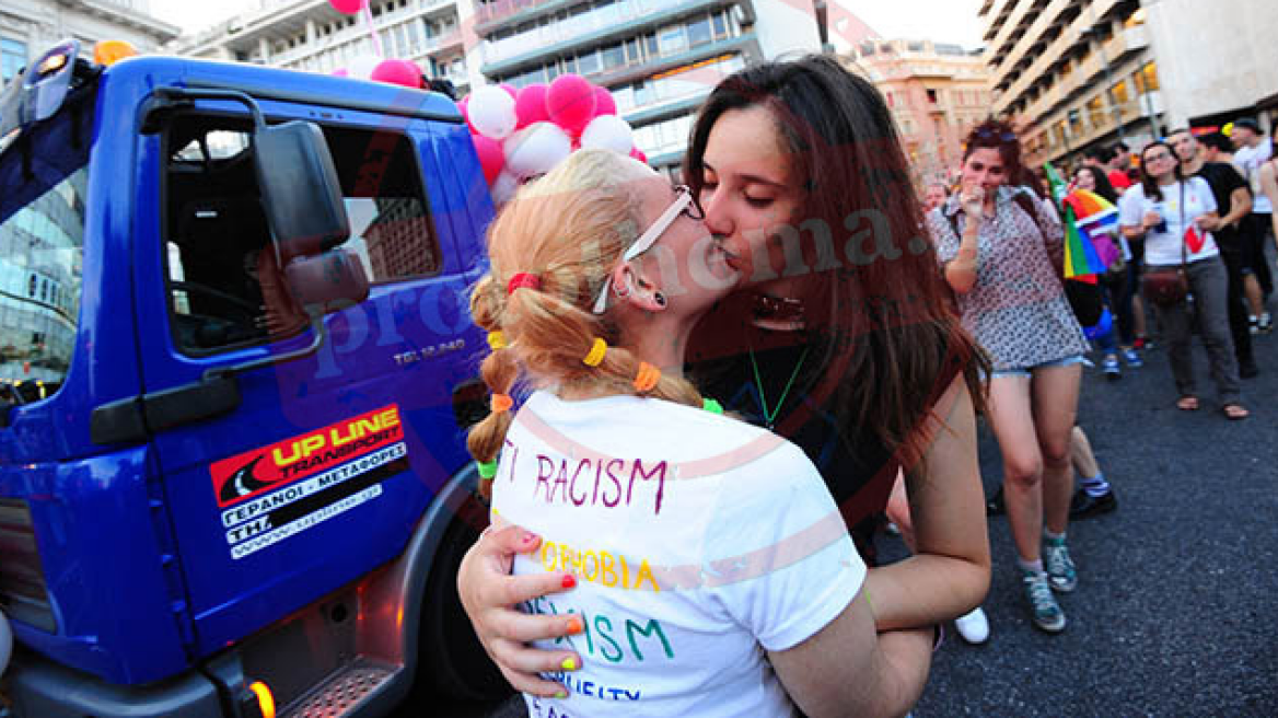Οι ομοφυλόφιλοι «απαντούν» στον Αμβρόσιο με φιλιά έξω από τη Μητρόπολη